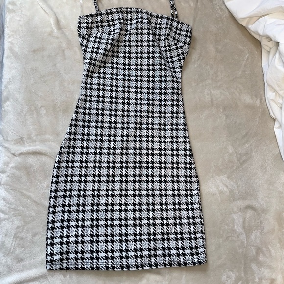 Tight checkered dress - Picture 2 of 5